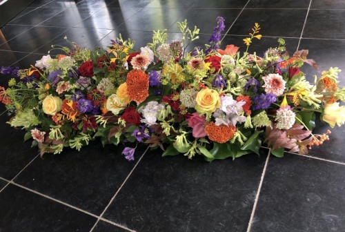 Kistbedekking 'kleurrijk' diverse seizoensbloemen afmeting ongeveer 1.25m €  275