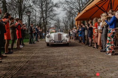 Autostuk trouwauto bijpassend bij bloemen bruid en qua styling bijpassend bij deze oldtimer