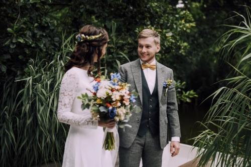 Trouwboeket groot met lint in verschillende kleuren, corsage en bloemen voor in het haar 