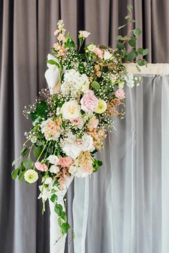 Backdrop stuk in zachte romantische tinten diverse vormen bloemen met Eucalyptus