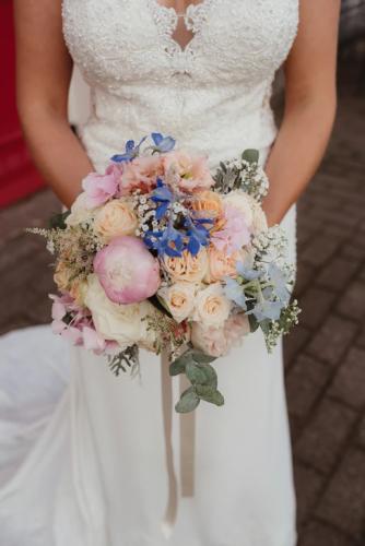 Bruidsboeket zalm met een blauw accent (something blue..)